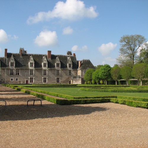 Vue façade côté Jardins à la française - Château de Goulaine